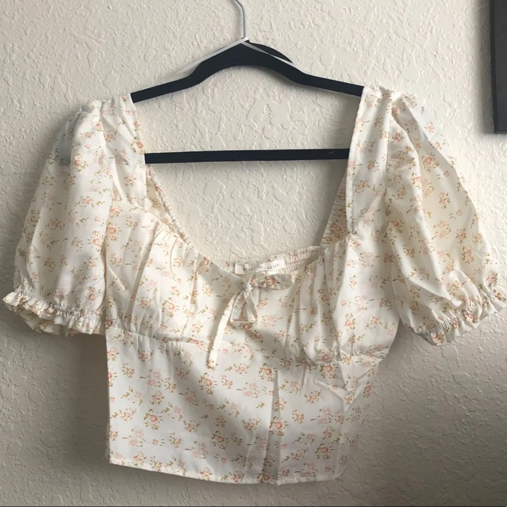 White floral puff sleeve top